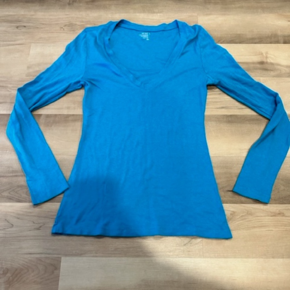 Vintage Y2K Women's top. Size L. Old Navy. Long sleeved. Deep V neck shirt